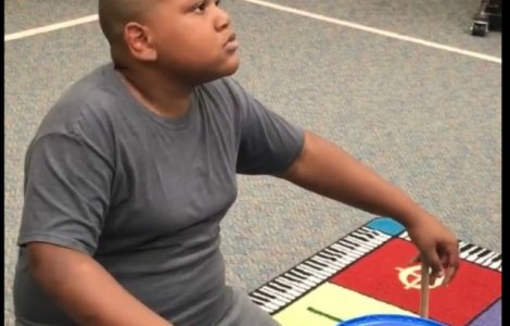 Cum reactioneaza un elev cand primeste un set de tobe