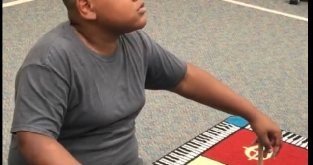 Cum reactioneaza un elev cand primeste un set de tobe