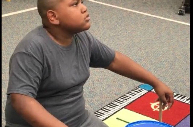 Reactia emotionanta a unui elev cand primeste de la profesorul sau un set de tobe / VIDEO