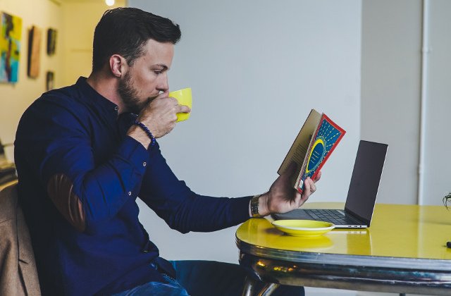 Cum spun romanii ca isi pastreaza mintea sanatoasa: cei mai multi citesc carti, in defavoarea filmelor si serialelor