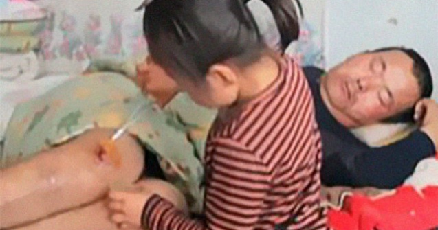 O fetita are grija de tatal paralizat, dupa ce mama ei i-a parasit