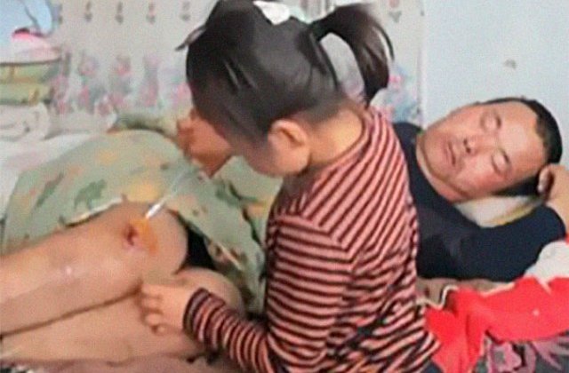 Viral: O fetita de 6 ani isi ingrijeste tatal paralizat, dupa ce mama ei i-a parasit / VIDEO