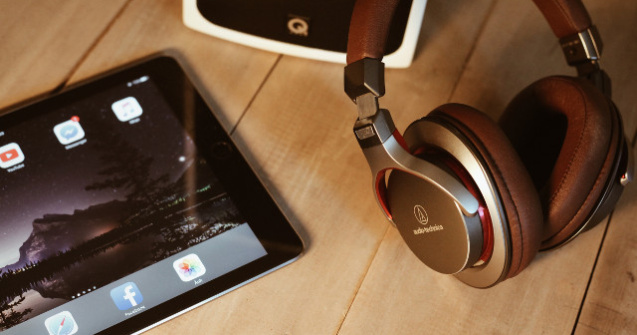 Cum se relaxeaza romanii pe internet: 4 din 10 internauti asculta zilnic muzica pe Youtube