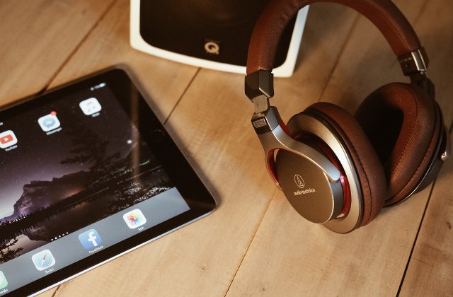 Cum se relaxeaza romanii pe internet: 4 din 10 internauti asculta zilnic muzica pe Youtube