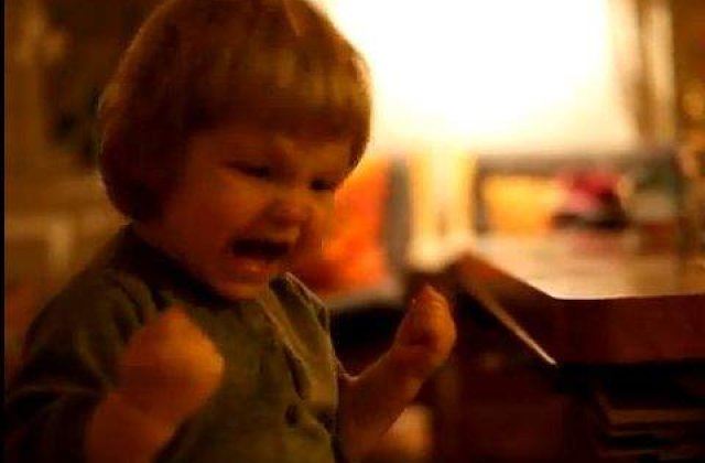 [VIDEO] Rasul malefic al unei fetite a amuzat peste doua milioane de oameni