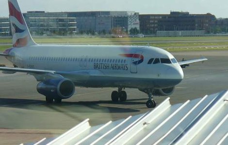 Londra: Zeci de zboruri anulate din cauza cetii