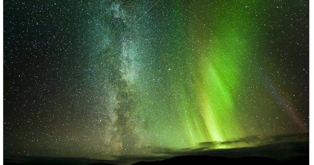 Fotografie inedita: Luminile Nordului, Calea Lactee si un meteorit!