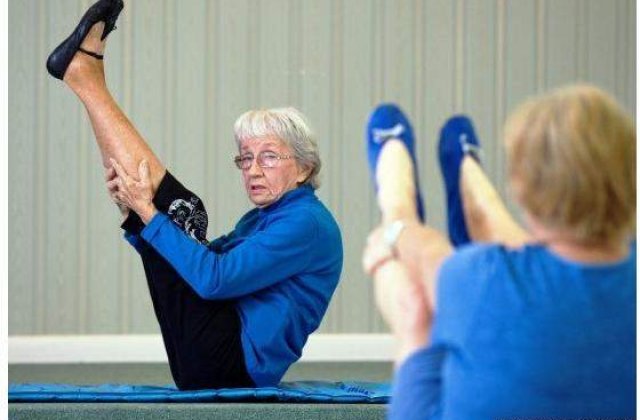 Ea este cea mai batrana profesoara din yoga din lume