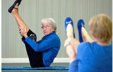 Ea este cea mai batrana profesoara din yoga din lume