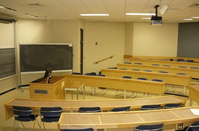 Studentii de la UNSR protesteaza alaturi de profesori