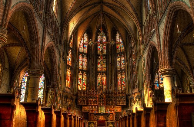 Biserica Catolica din Romania reafirma ca la temelia familiei se afla casatoria dintre un barbat si o femeie