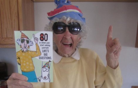  Top  Nu si-au pierdut simtul umorului: 10 bunici haioase care se bucura de viata mai intens decat in tinerete