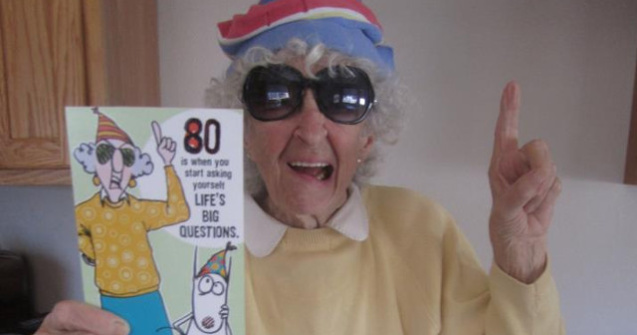  Top  Nu si-au pierdut simtul umorului: 10 bunici haioase care se bucura de viata mai intens decat in tinerete