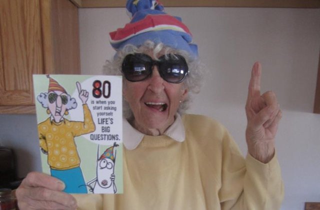 Nu si-au pierdut simtul umorului: 10 bunici haioase care se bucura de viata mai intens decat in tinerete