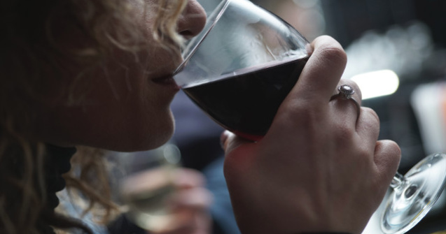 Studiu: Consumul unei cantitati mici de alcool nu ar fi benefic pentru toate persoanele