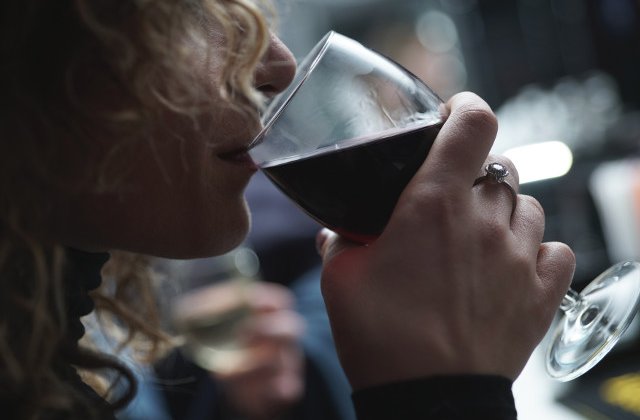 Studiu: Consumul unei cantitati mici de alcool nu ar fi benefic pentru toate persoanele