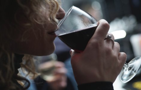 Studiu: Consumul unei cantitati mici de alcool nu ar fi benefic pentru toate persoanele