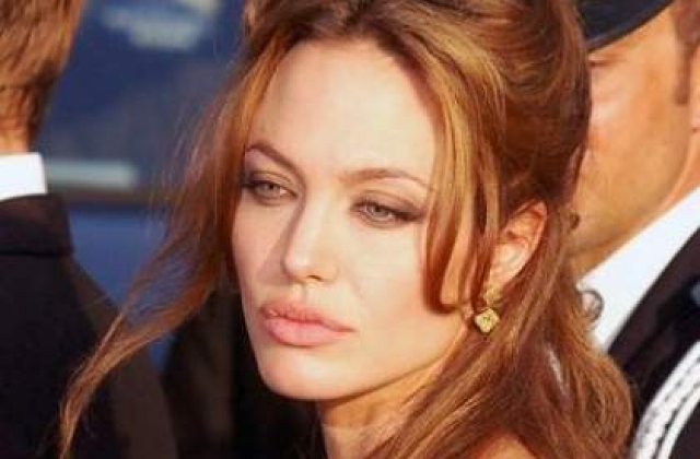 Angelina Jolie este anorexica?
