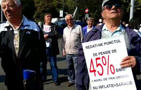 Protest al pensionarilor in Piata Victoriei, solicitand majorarea pensiilor cu 45%/ VIDEO