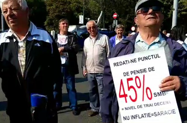 Protest al pensionarilor in Piata Victoriei, solicitand majorarea pensiilor cu 45%/ VIDEO