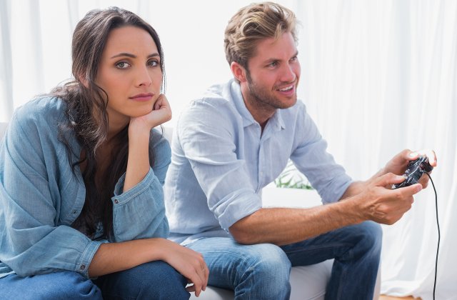 10 argumente pro si contra pe care sa le ai in vedere inainte de a iesi cu o persoana pasionata de jocuri video
