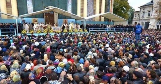 Credinciosi din tara si din strainatate au participat la scoaterea in procesiune a raclei cu moastele Sf. Parascheva