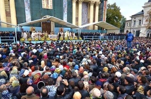 Credinciosi din tara si din strainatate au participat la scoaterea in procesiune a raclei cu moastele Sf. Parascheva