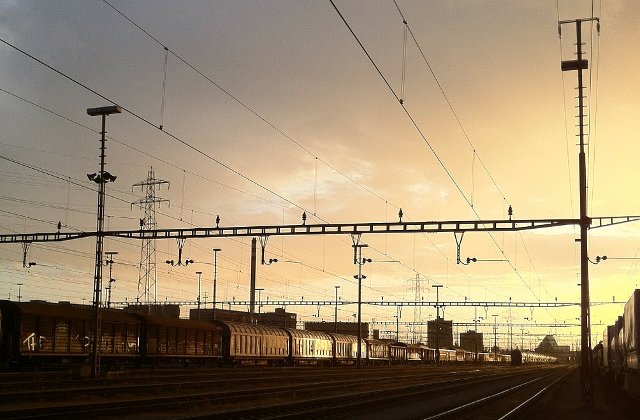 Un barbat a murit dupa ce a fost lovit de un tren de marfa