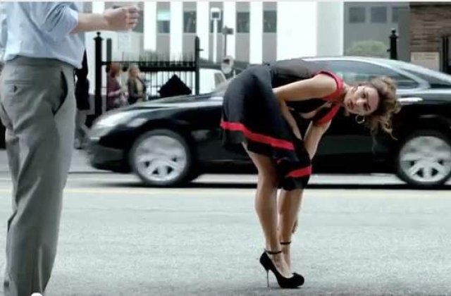 Fiat 500 Abarth si Catrinel Menghia intr-o reclama provocatoare