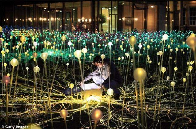 [FOTO] Artistul care a "luminat" Craciunul