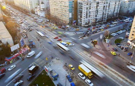 Ford testeaza o tehnologie cu care vei prinde intotdeauna verde la semafor: masina iti va recomanda viteza optima in functie de trafic