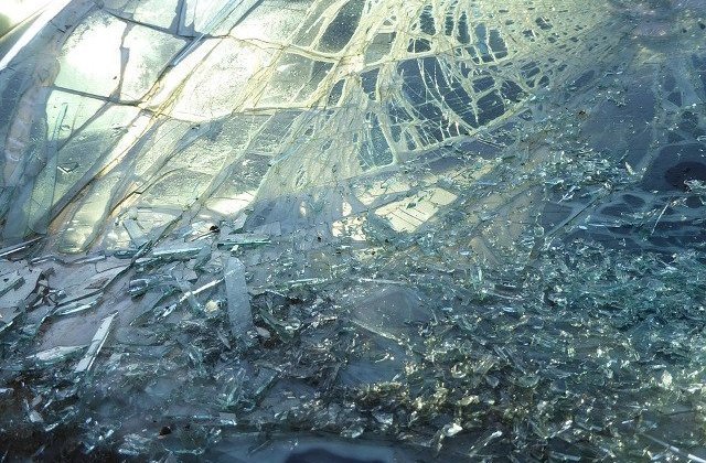 Un tanar de 19 ani a murit dupa ce a intrat cu masina intr-un gard