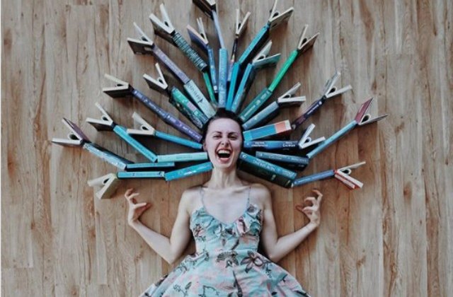 O tanara face opere de arta din cartile pe care le are in biblioteca, iar rezultatul i-a adus mii de aprecieri