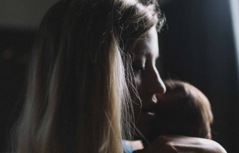 Studiu: Depresia postpartum, mai frecventa la femeile care se confrunta cu dureri dupa nastere