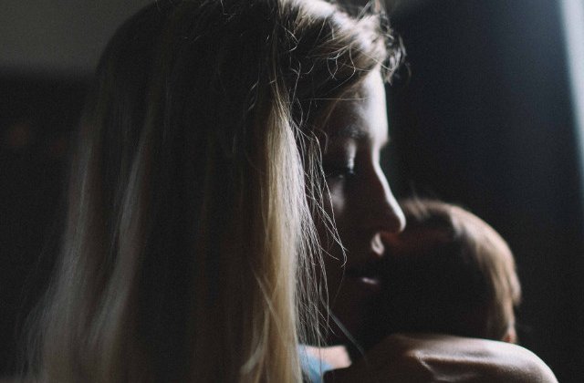 Studiu: Depresia postpartum, mai frecventa la femeile care se confrunta cu dureri dupa nastere