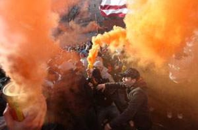 Jandarmii confirma ca suporterii au voie sa aprinda torte pe stadion