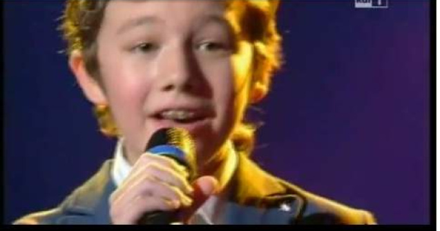  Video  Copilul roman cu chip de inger a cucerit Italia, la canto