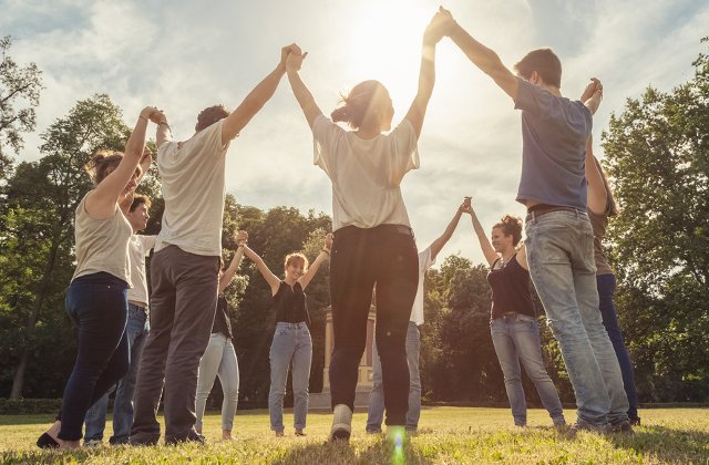 Cum poti contribui la dezvoltarea comunitatii tale: 5 idei care functioneaza