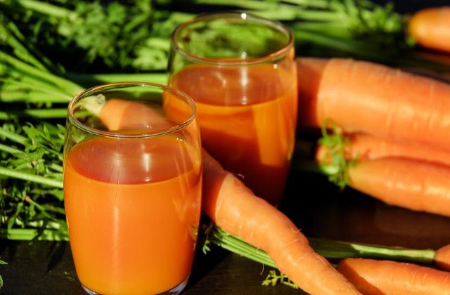 Ajuta in perioada sarcinii si reduce colesterolul. 7 beneficii ale sucului de morcovi