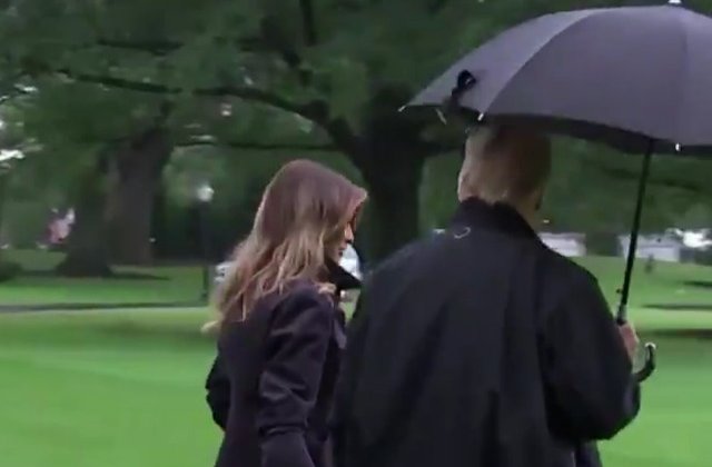 O noua gafa marca Donald Trump: Si-a lasat sotia in ploaie, pastrand umbrela doar pentru sine/ VIDEO