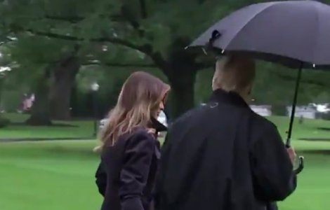 O noua gafa marca Donald Trump: Si-a lasat sotia in ploaie, pastrand umbrela doar pentru sine/ VIDEO