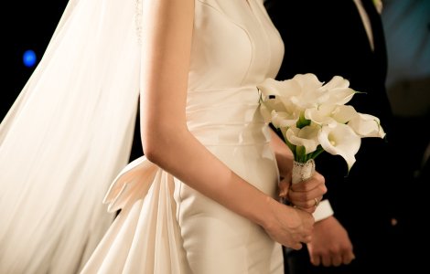 ANAF le cere tinerilor casatoriti sa declare cat au platit pe fotografi, formatie si cununie religioasa