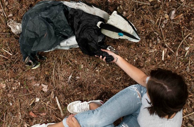 Arta din gunoaie. Cum incearca o tanara sa atraga atentia asupra pericolului poluarii