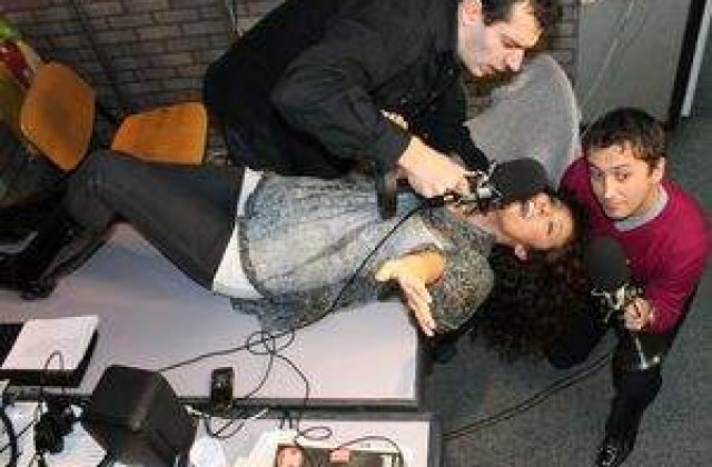 Claudia Cream a cantat cu capul in jos