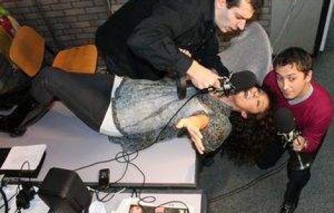 Claudia Cream a cantat cu capul in jos