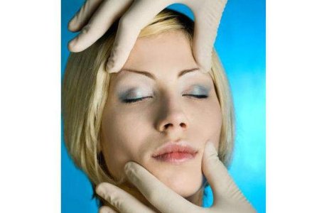 Adolescentii, obsedati de operatii estetice