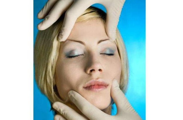 Adolescentii, obsedati de operatii estetice