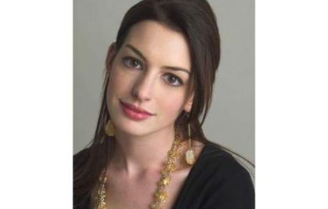 Anne Hathaway s-a logodit