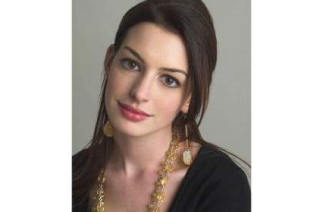 Anne Hathaway s-a logodit