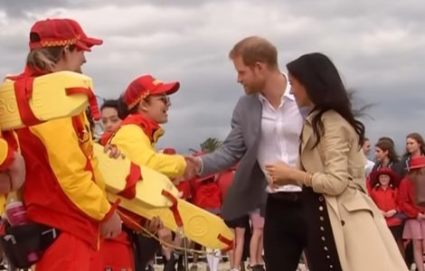 Printul Harry si Meghan Markle, in picioarele goale pe o plaja celebra, alaturi de surfisti australieni/ VIDEO